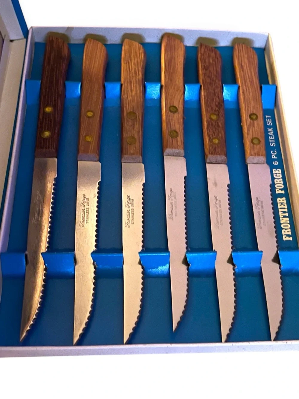 Frontier Forge Serrated Blade Riveted Wood Grain Handle Steak Knives Set of 5